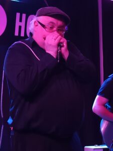 Chris Kramer (bluesharp, voc, guitar)