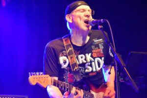 Bandchef Jochen Saul an der Gitarre