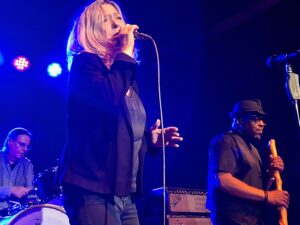 Steffi Breiting beim Auftritt mit der Restposten Bluesband