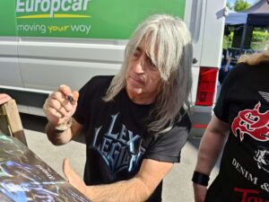 Mikkey Dee fleißig nach seiner Ankunft auf dem Festivalgelände