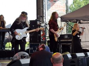 Gitarrist Uli Jon Roth hochkonzentriert bei seinem gefeierten Auftritt