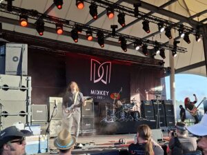 Schlagzeuger Mikkey Dee und seine zwei Musikerkollegen spielten zu Ehren der verstorbenen Motörhead-Weggefährten