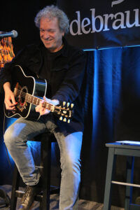 Joseph Parsons (vocals, guitars)
