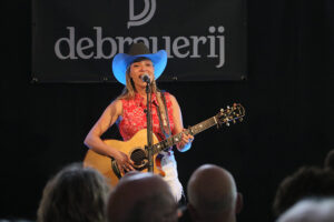 Melanie Ryan (vocals, acoustic guitar)