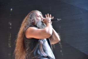 Er ist der Sänger bei Nevermore: Berzan Önen