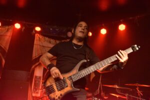 Anis Jouini spielt den Fünfsaiter-Bass bei Myrath