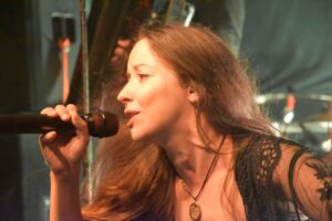 Ivett Dudás, Sängerin bei Roses Of Thieves
