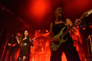 Roses Of Thieves mit Sängerin Ivett Dudás