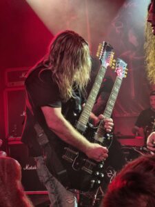 Leo Leoni an der 16-saitigen Gitarre