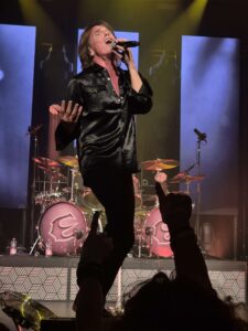 Joey Tempest singt mit ganzem Körpe