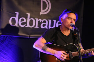 Sean Taylor (vocals, acoustic guitar, e-piano, harmonica)